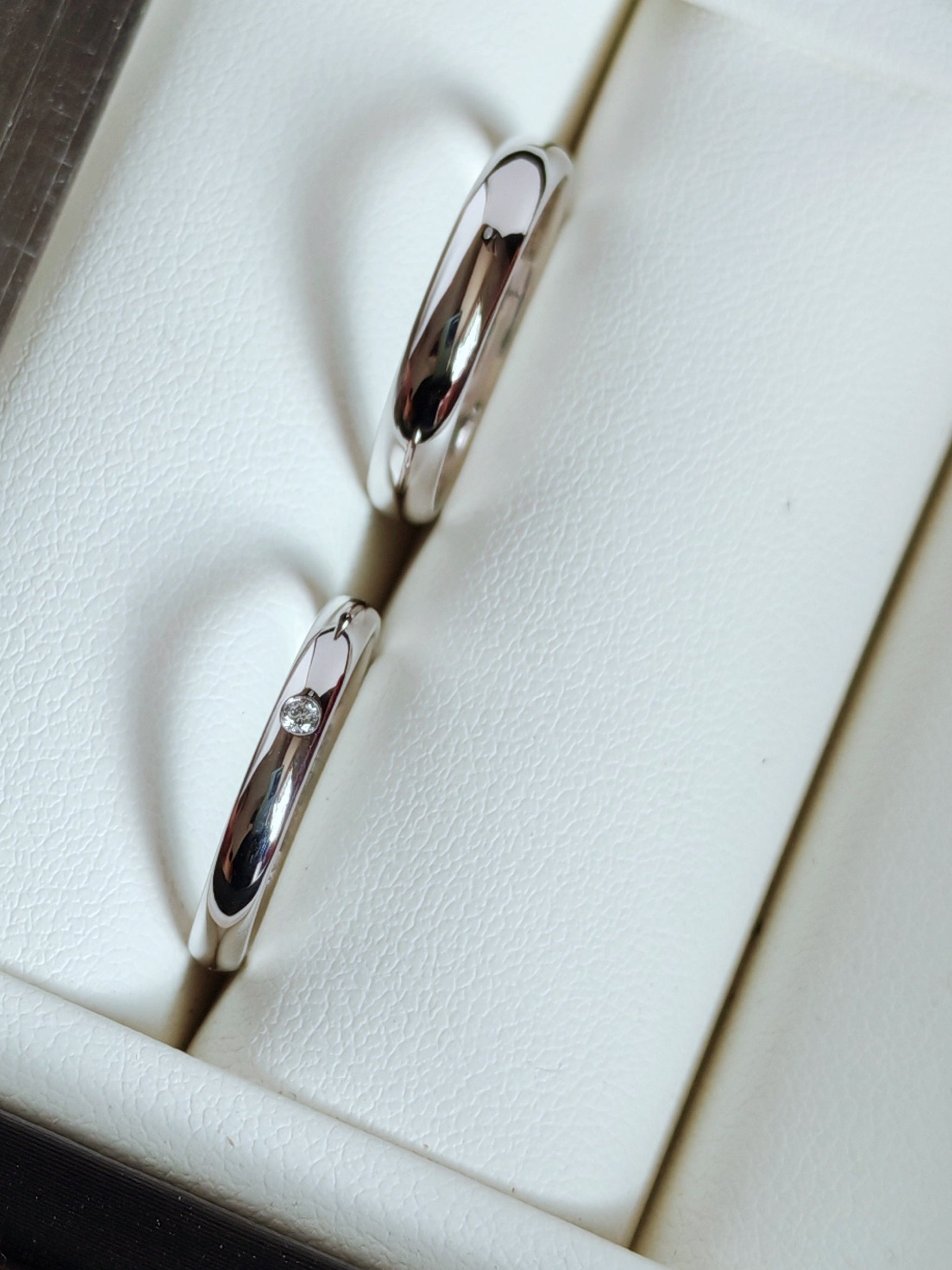 1895 wedding band, 2.6 mm width, 1 diamond