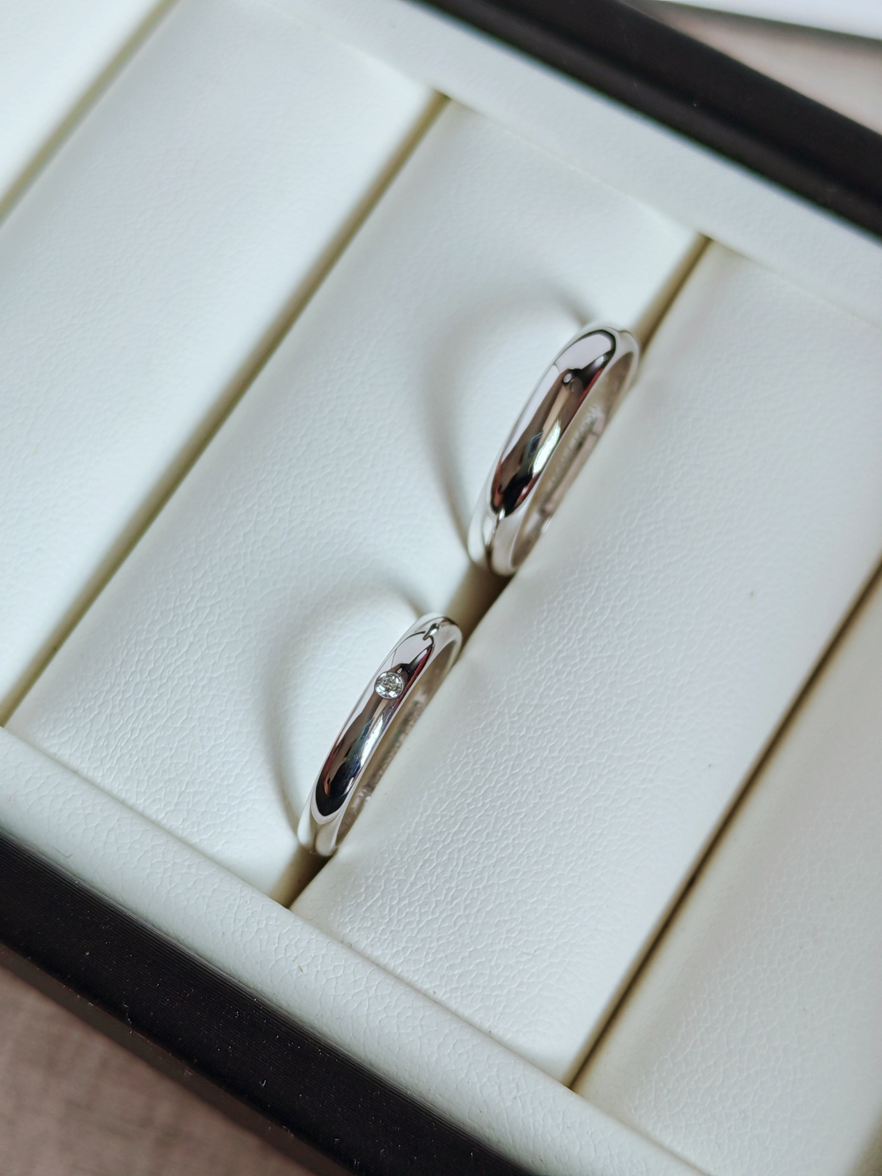 1895 wedding band, 2.6 mm width, 1 diamond