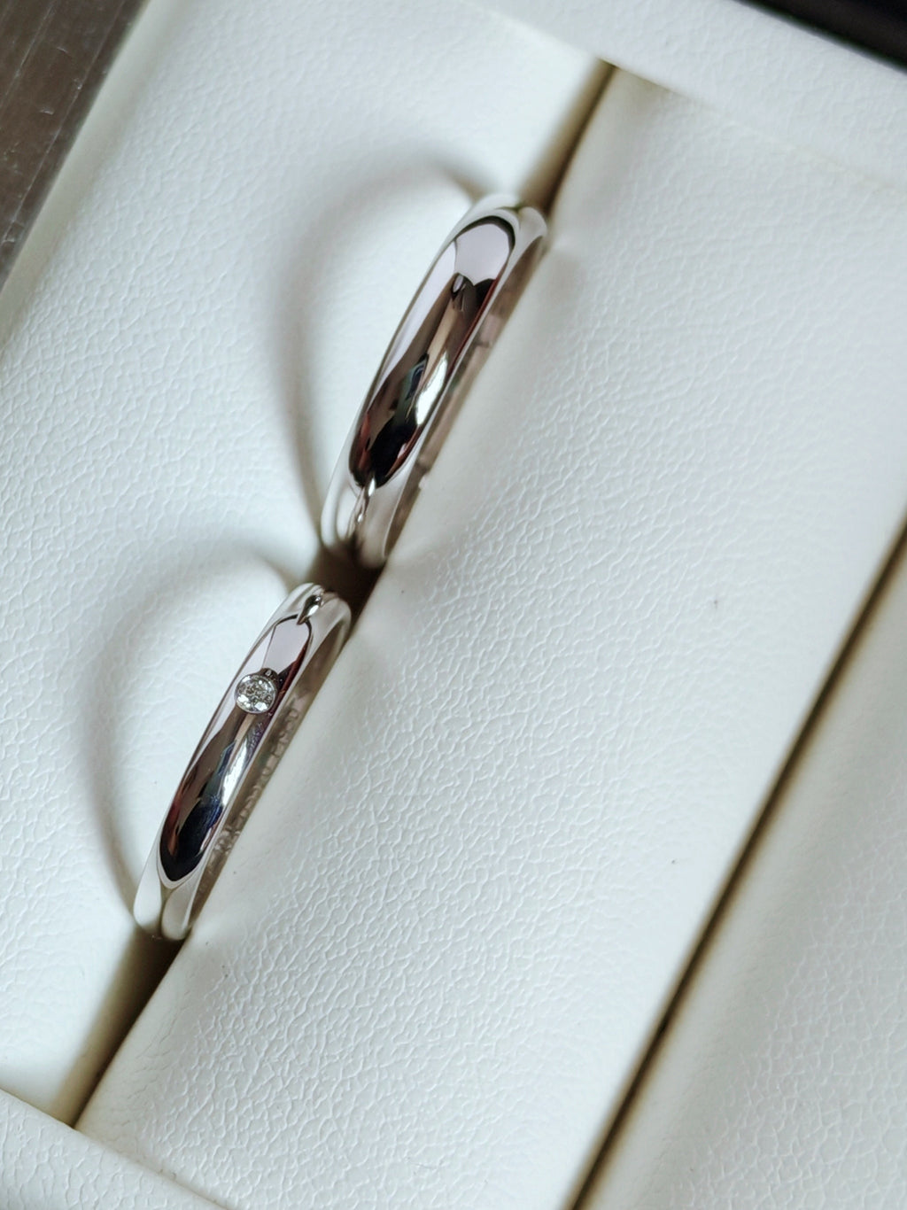 1895 wedding band, 2.6 mm width, 1 diamond
