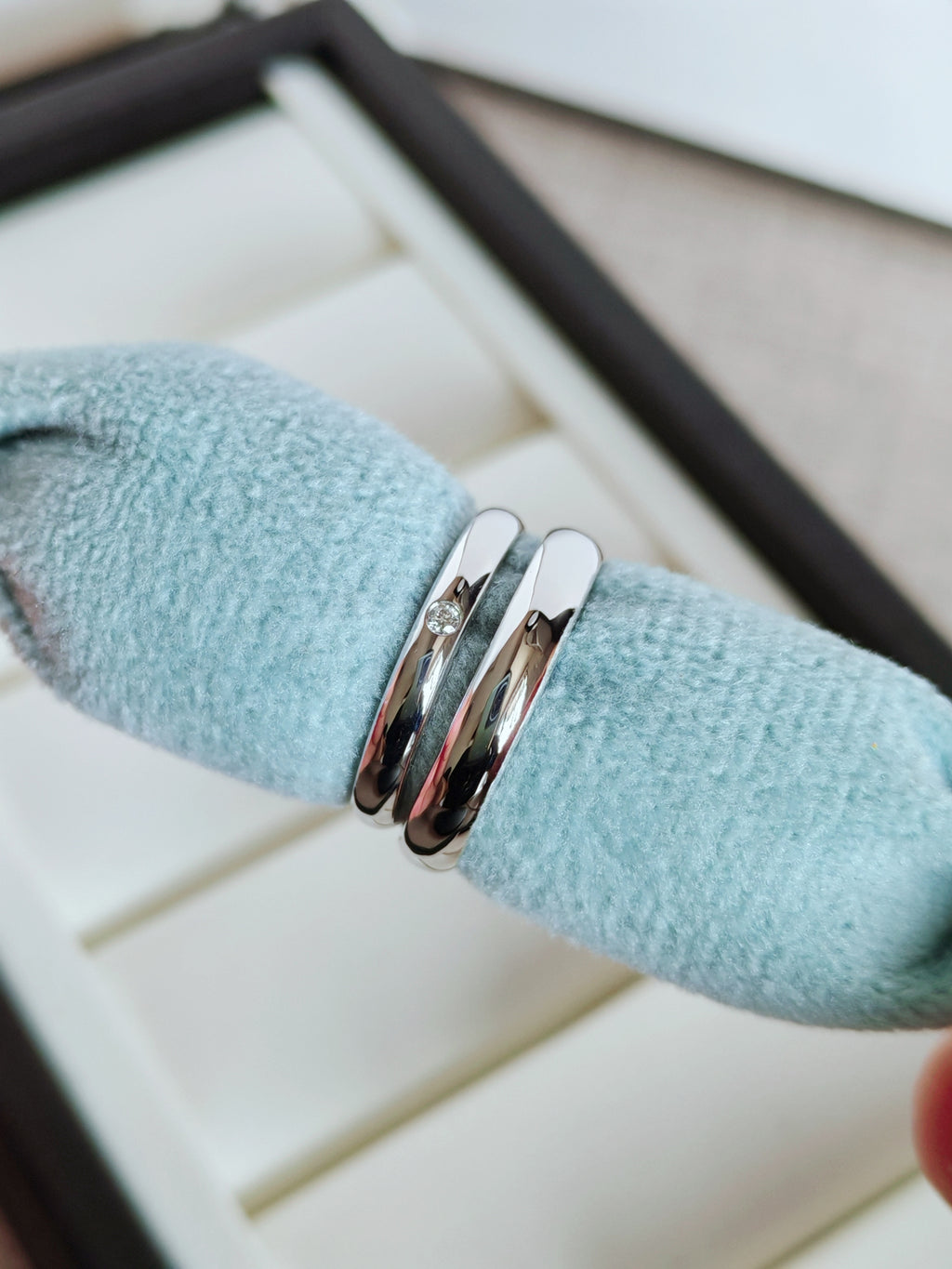 1895 wedding band, 2.6 mm width, 1 diamond