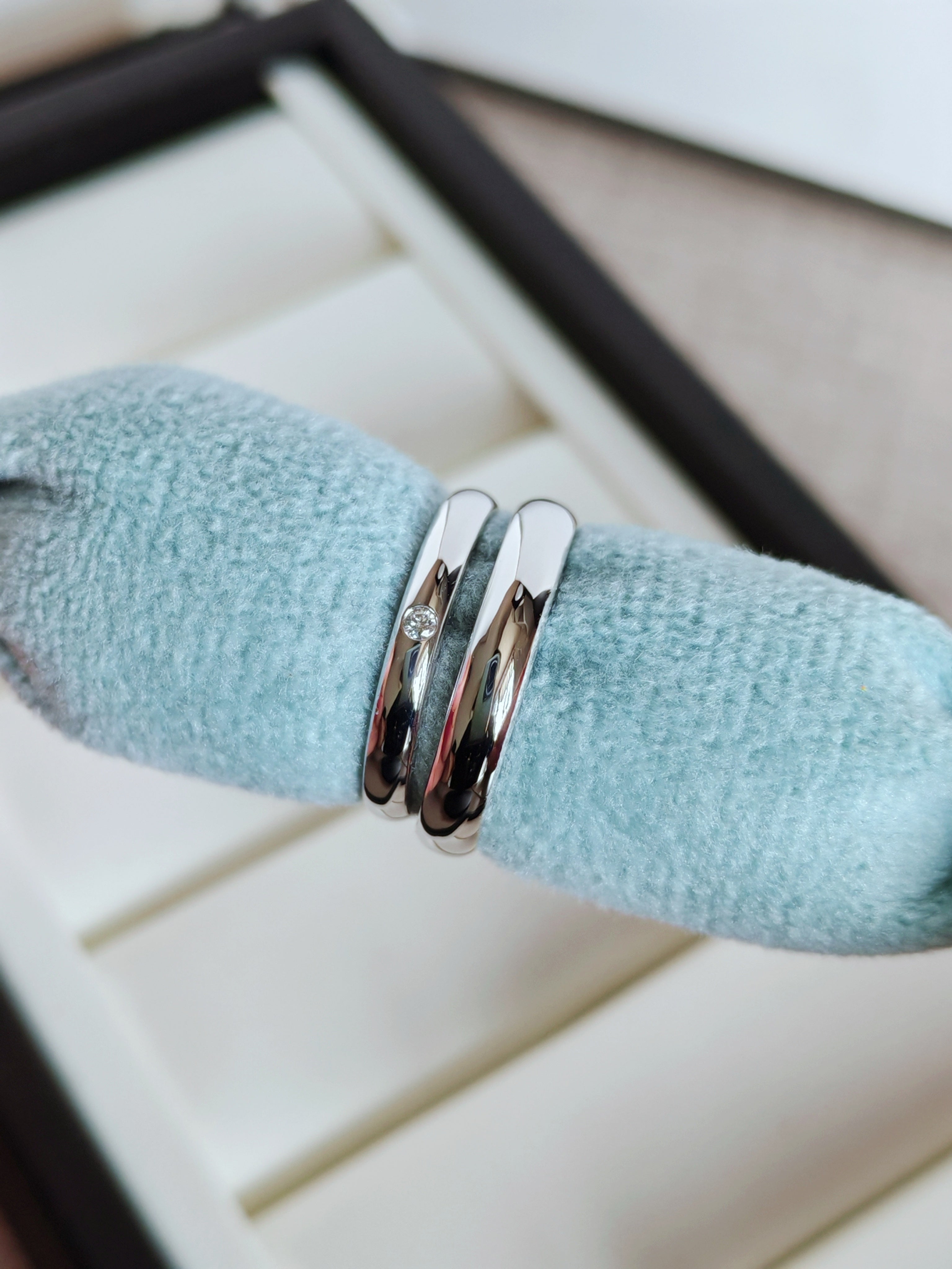 1895 wedding band, 2.6 mm width, 1 diamond
