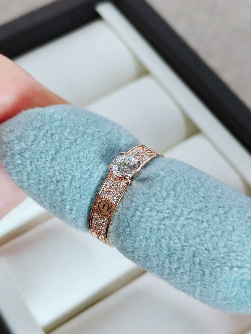 LOVE solitaire, brilliant-cut diamond, paved