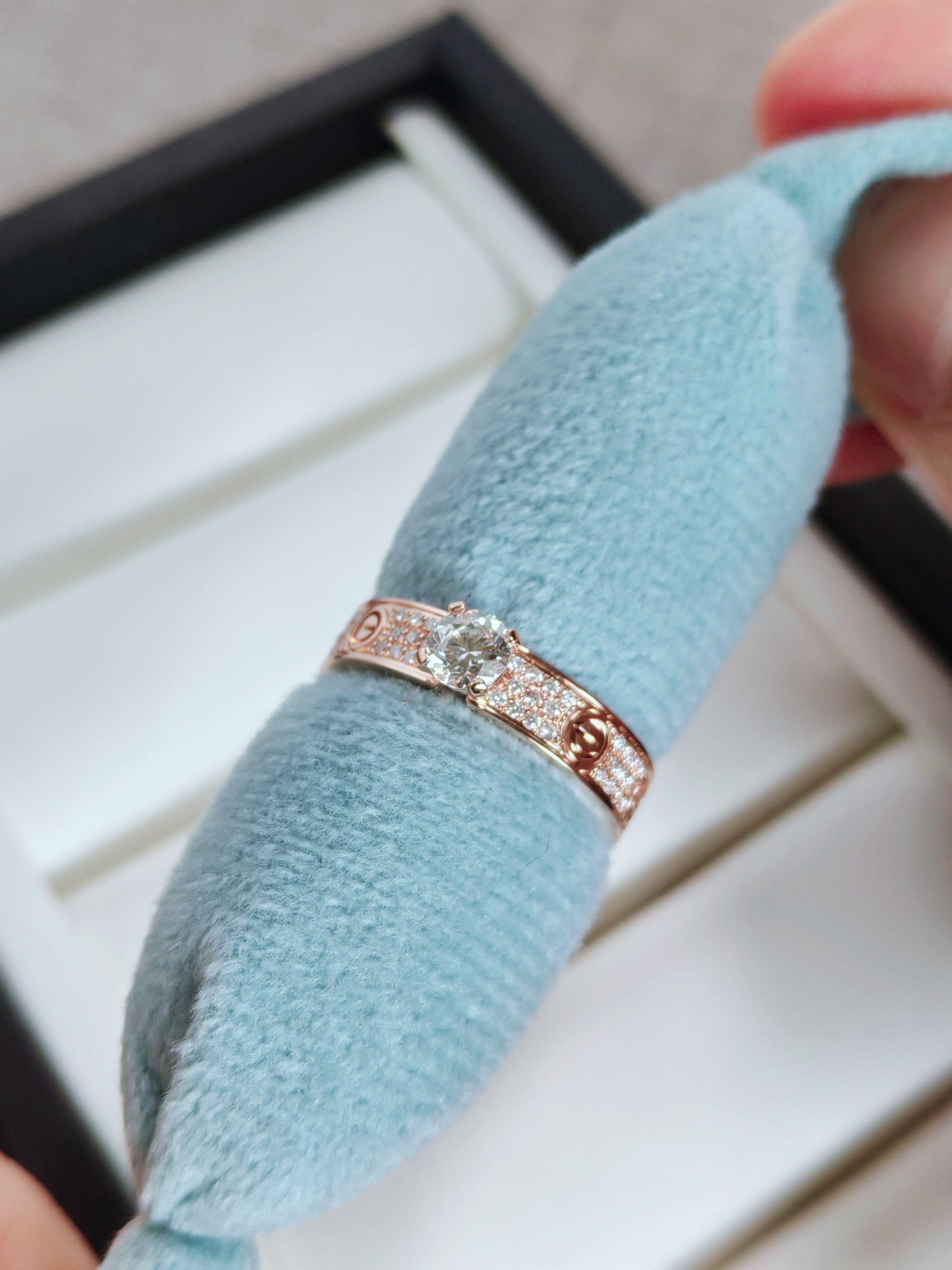 LOVE solitaire, brilliant-cut diamond, paved