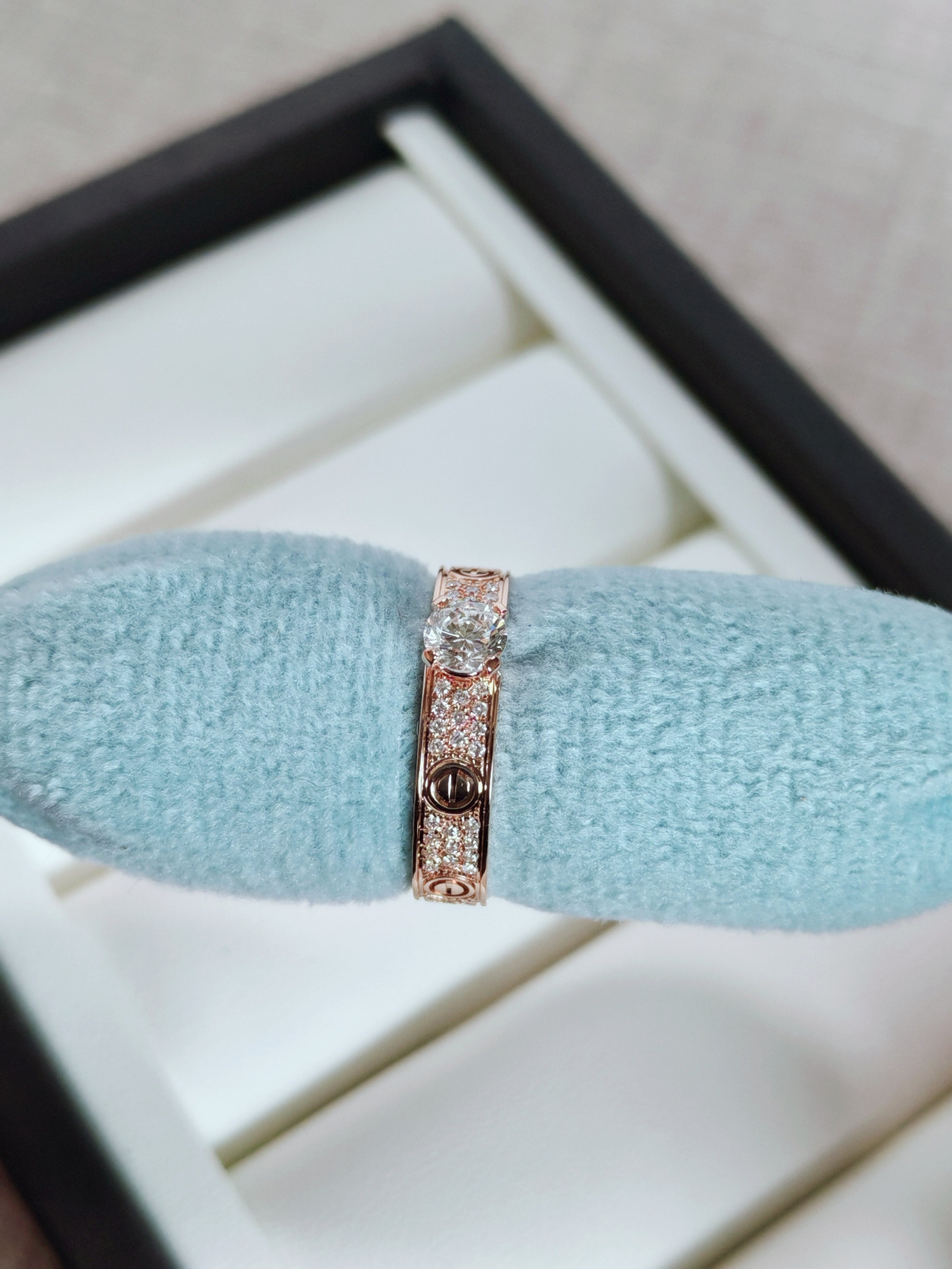 LOVE solitaire, brilliant-cut diamond, paved
