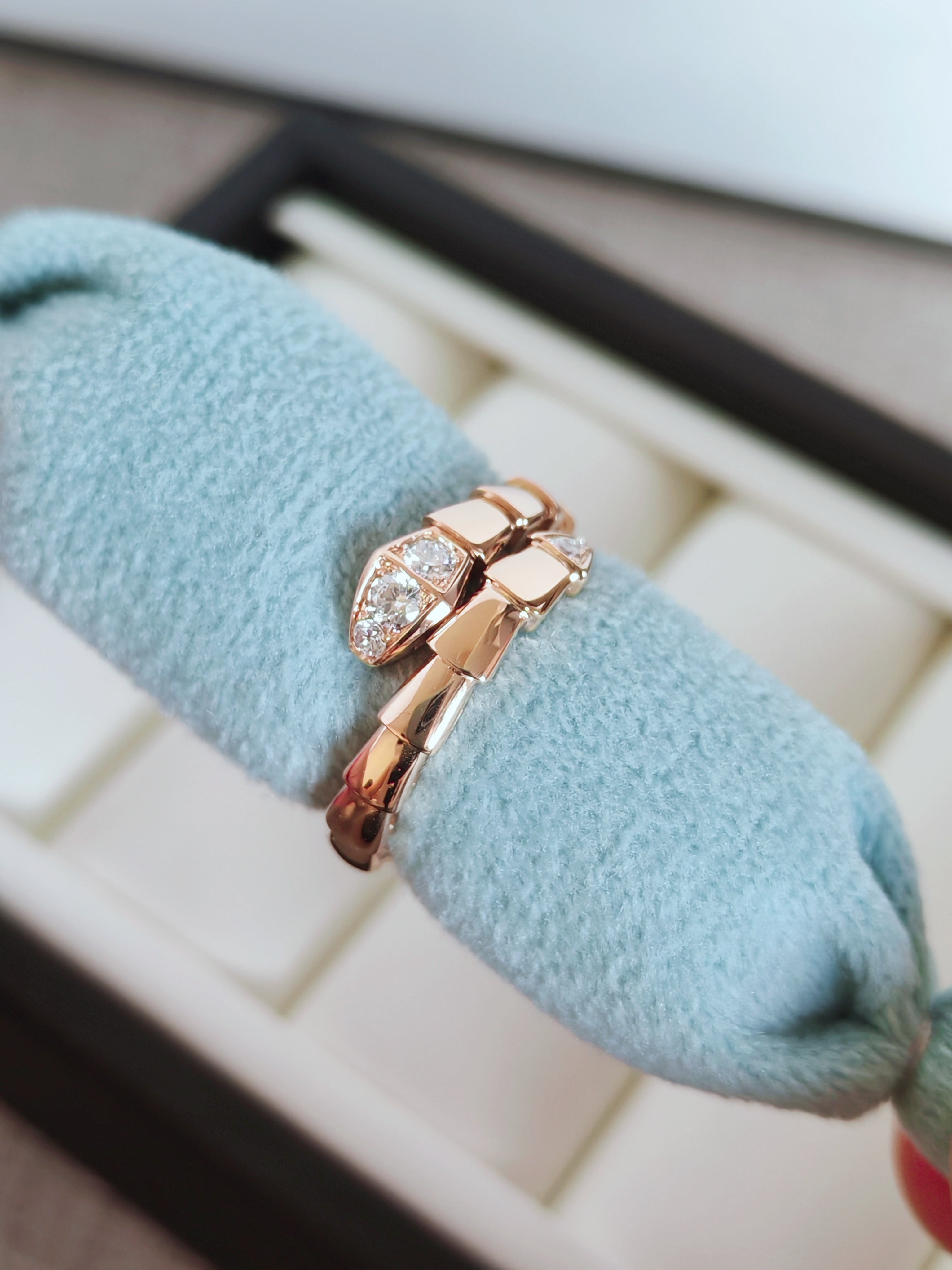 Serpenti Viper 18 kt rose gold single-spiral ring set with demi pavé diamonds
