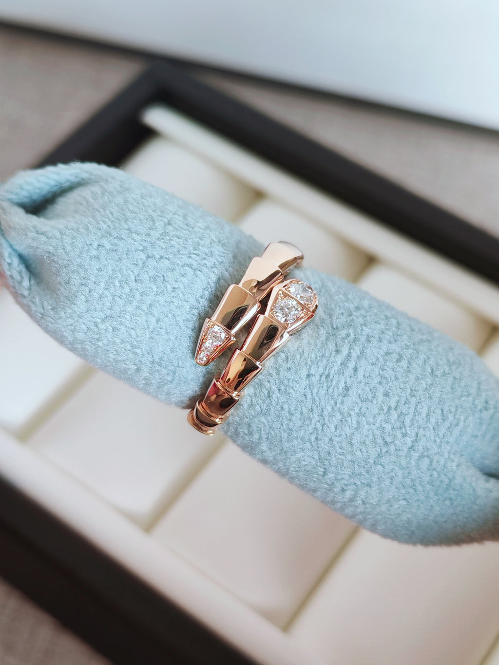 Serpenti Viper 18 kt rose gold single-spiral ring set with demi pavé diamonds