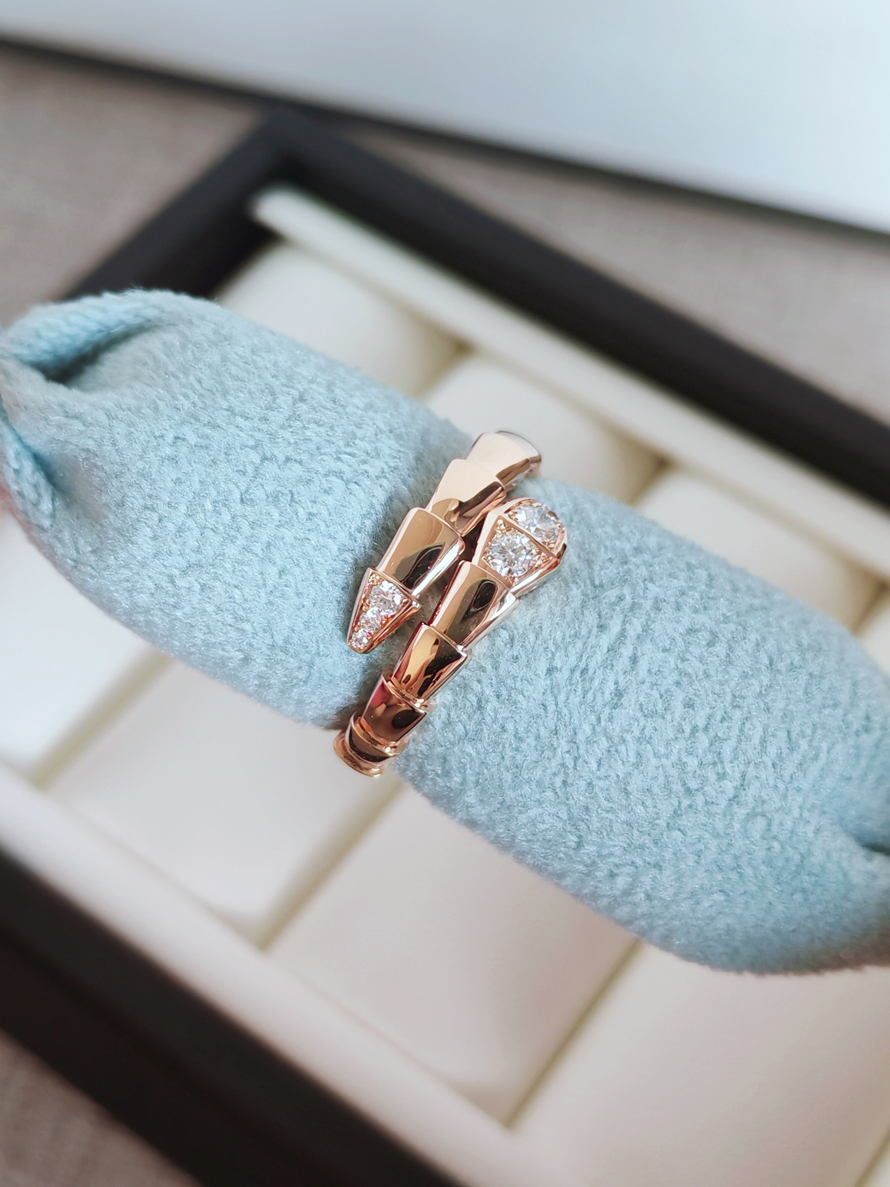 Serpenti Viper 18 kt rose gold single-spiral ring set with demi pavé diamonds