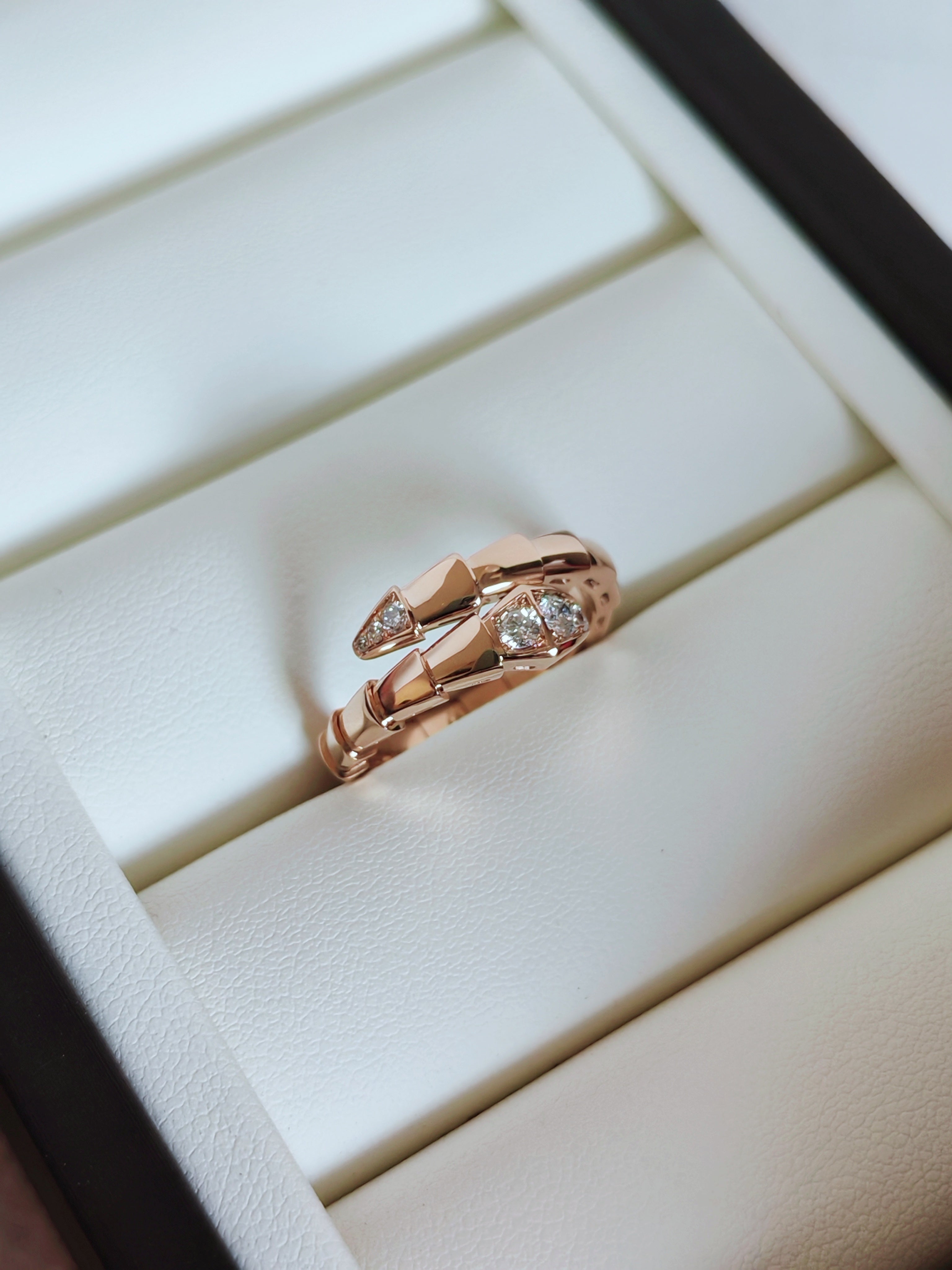 Serpenti Viper 18 kt rose gold single-spiral ring set with demi pavé diamonds