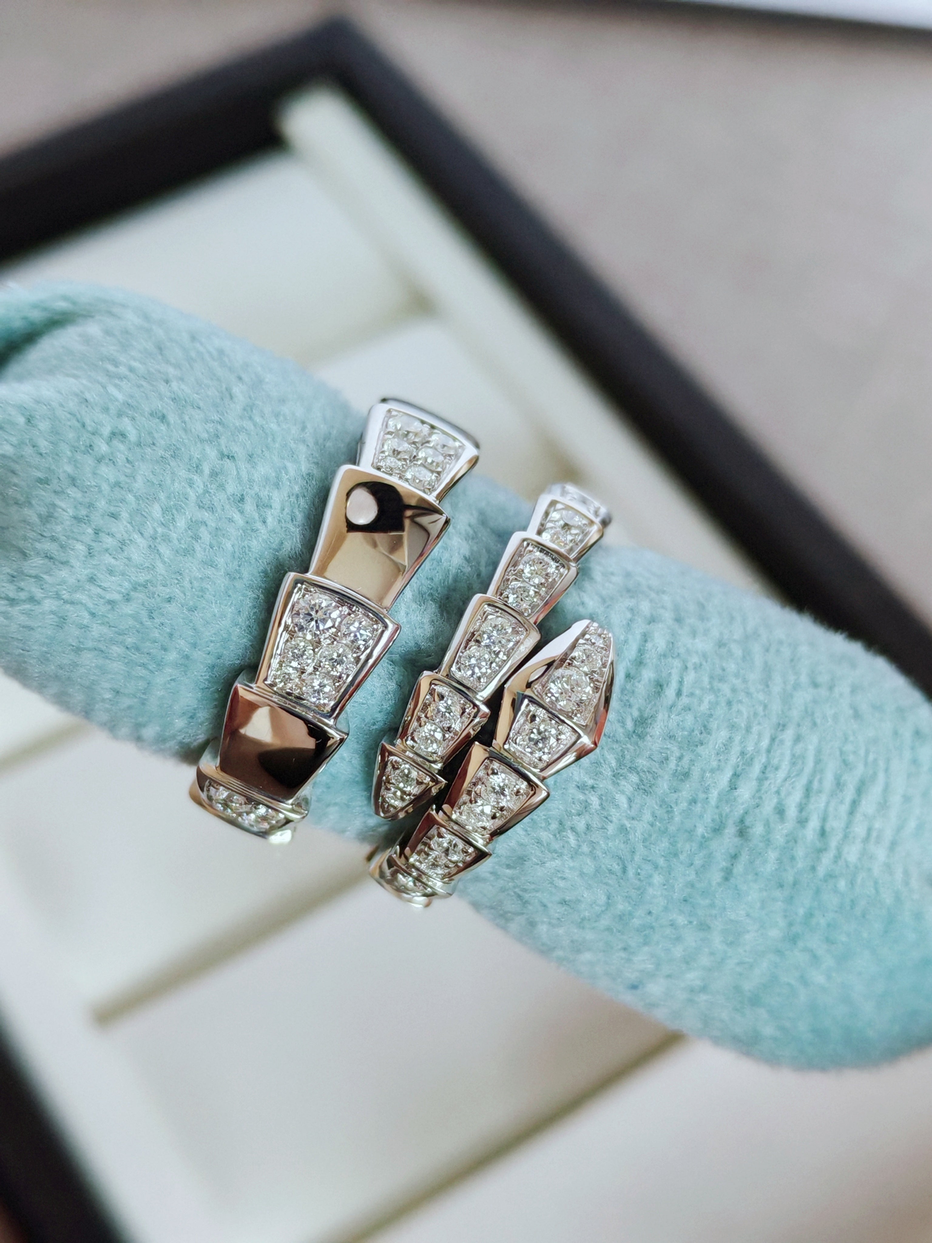 Serpenti Viper 18 kt white gold band ring set with demi pavé diamonds