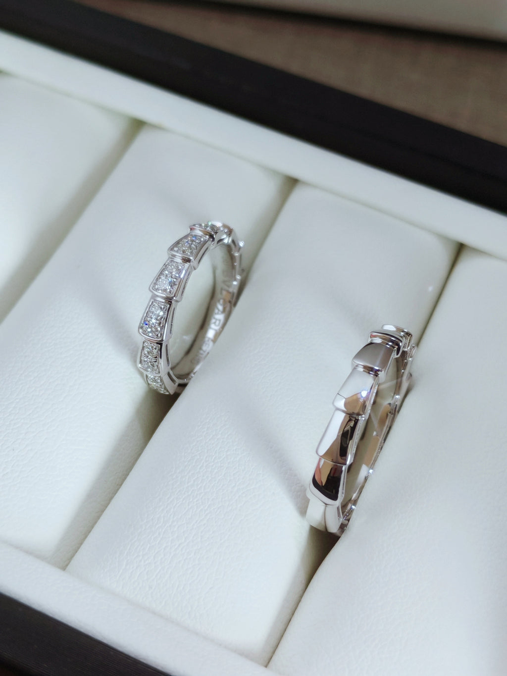 Serpenti Viper 18 kt white gold thick wedding band