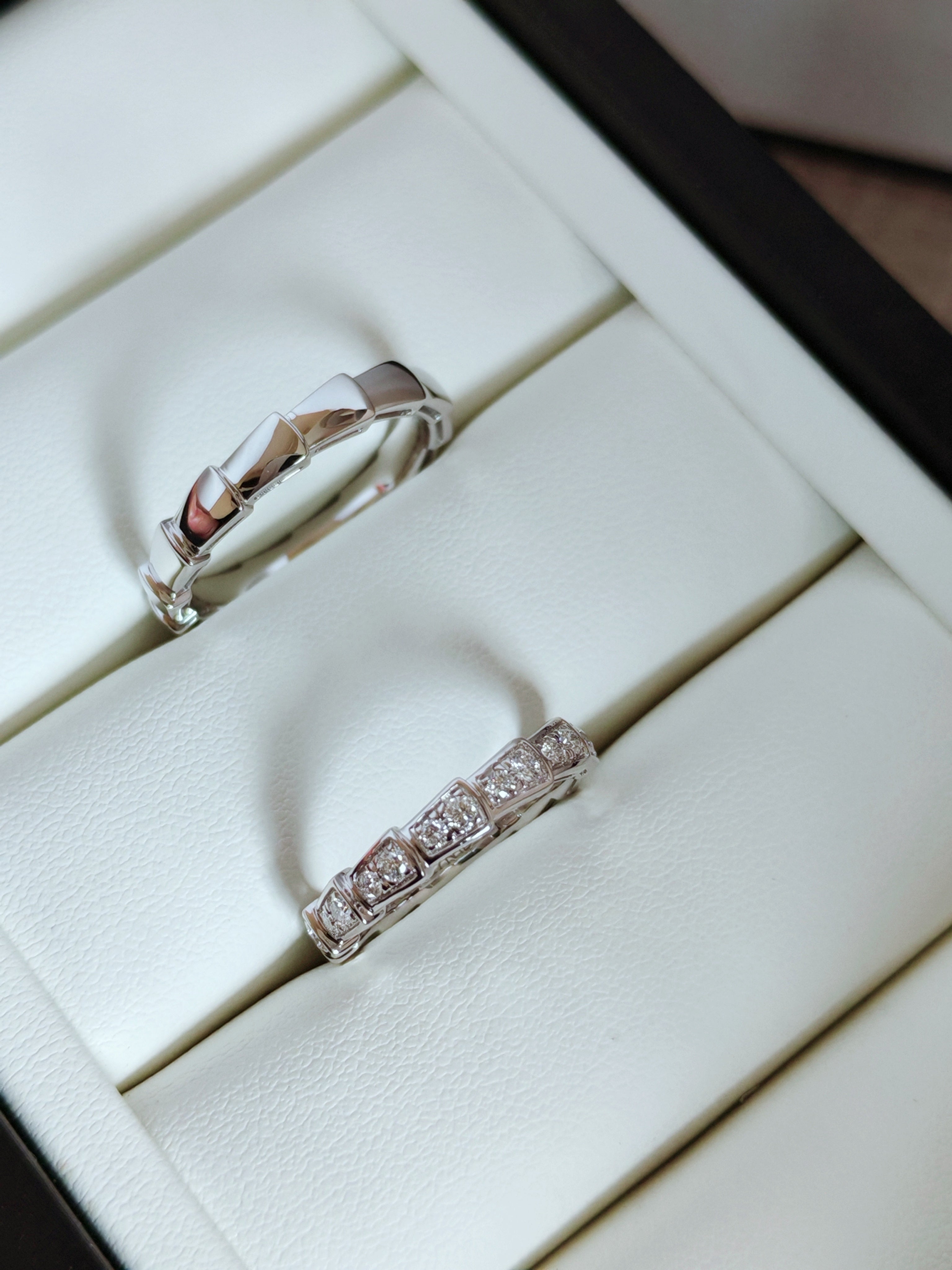 Serpenti Viper 18 kt white gold wedding band set with full pavé diamonds