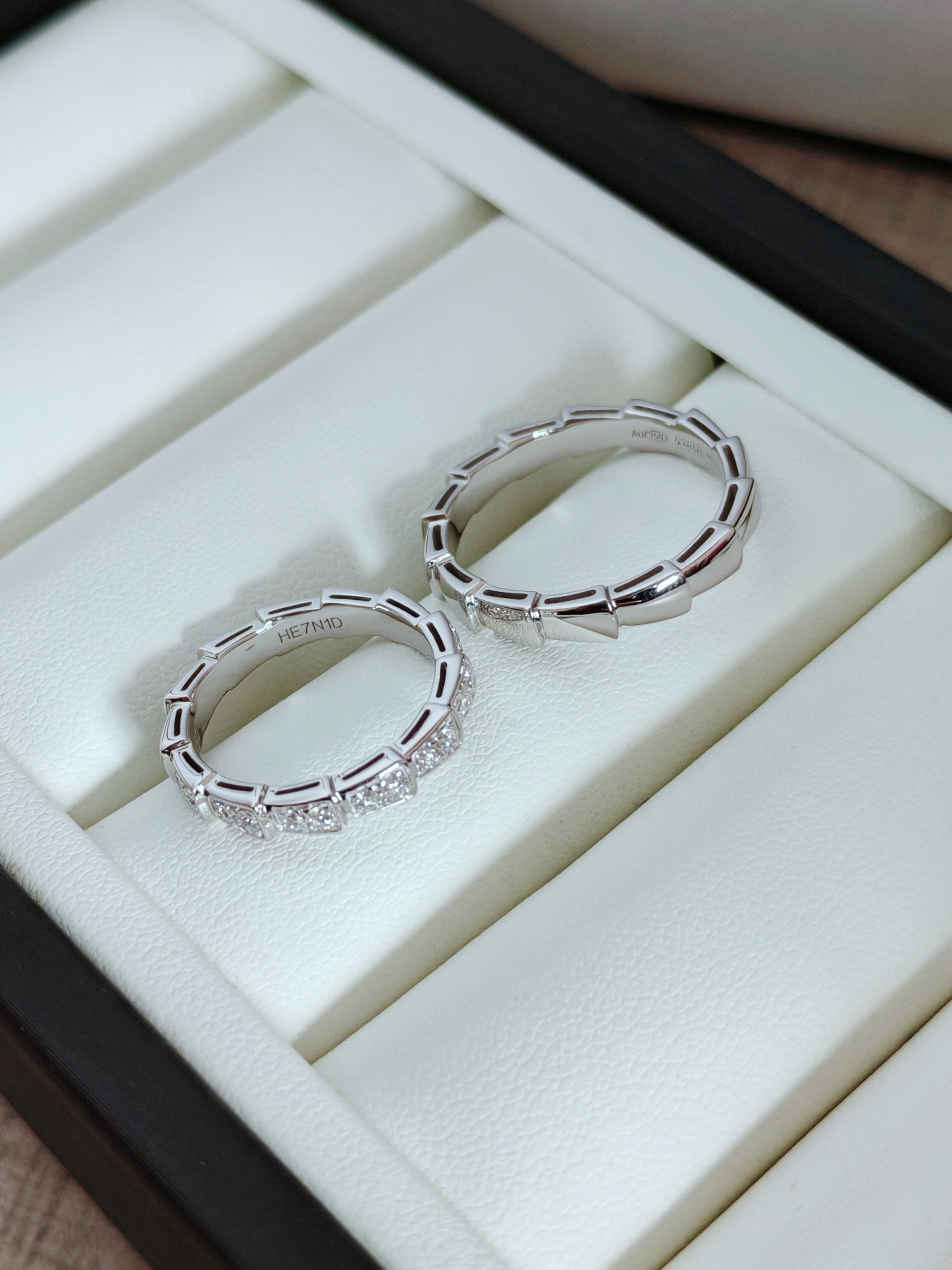 Serpenti Viper 18 kt white gold wedding band set with full pavé diamonds