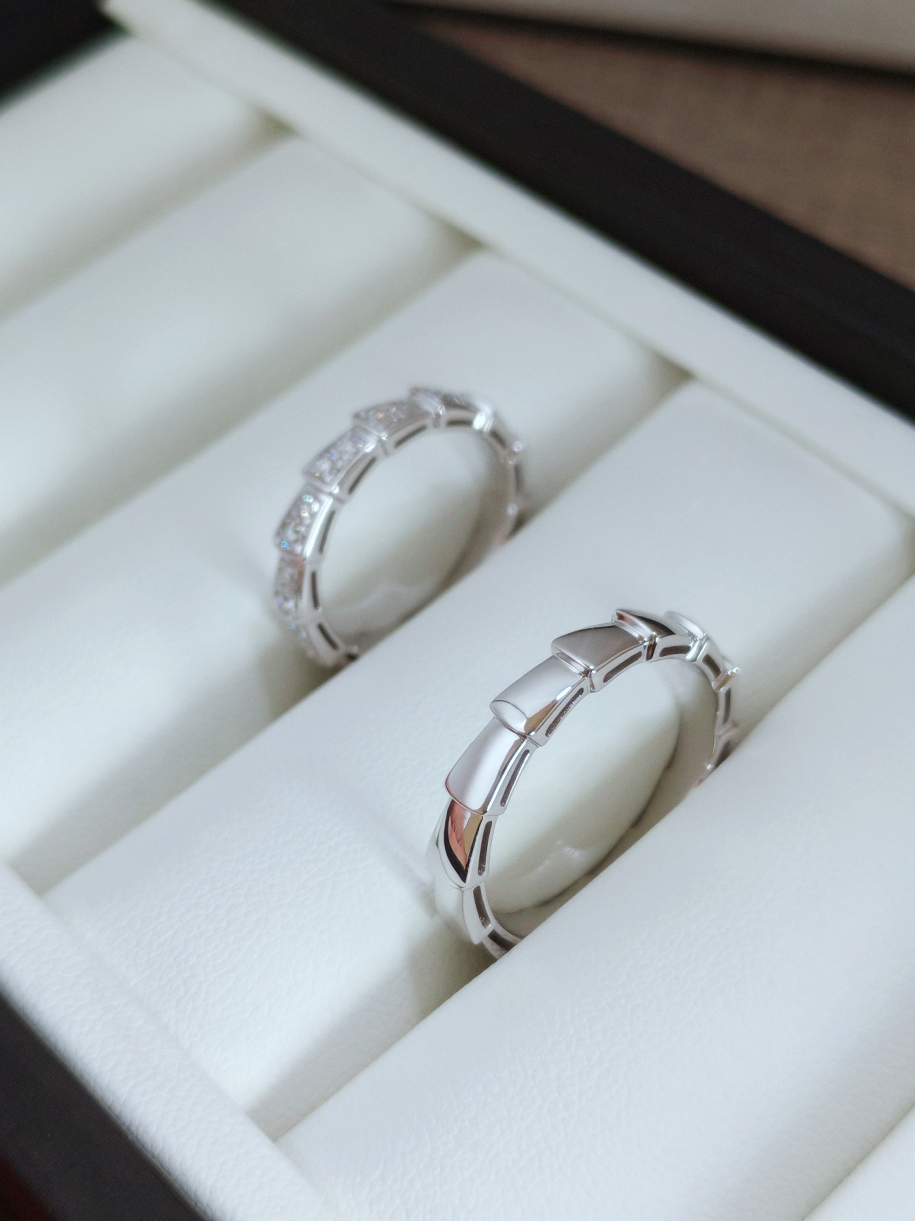 Serpenti Viper 18 kt white gold wedding band set with full pavé diamonds