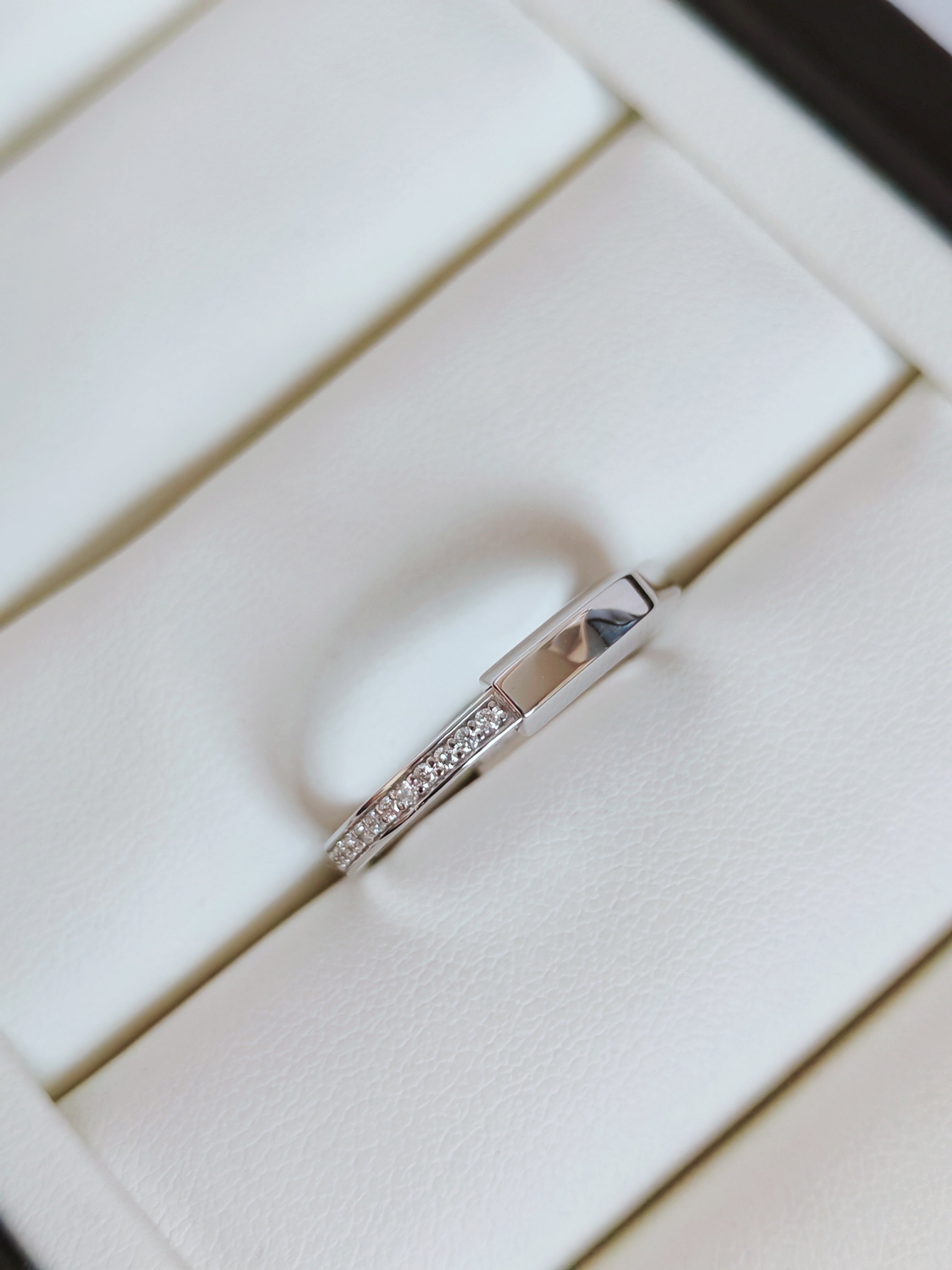 T Lock
Ring
in White Gold with Diamonds