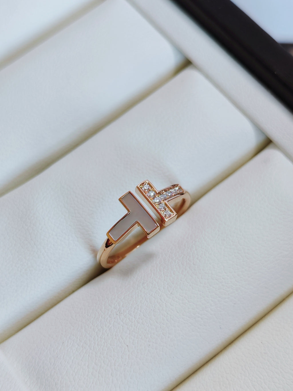 TT Wire Ring in Rose Gold with Diamonds and Mother-of-pearl