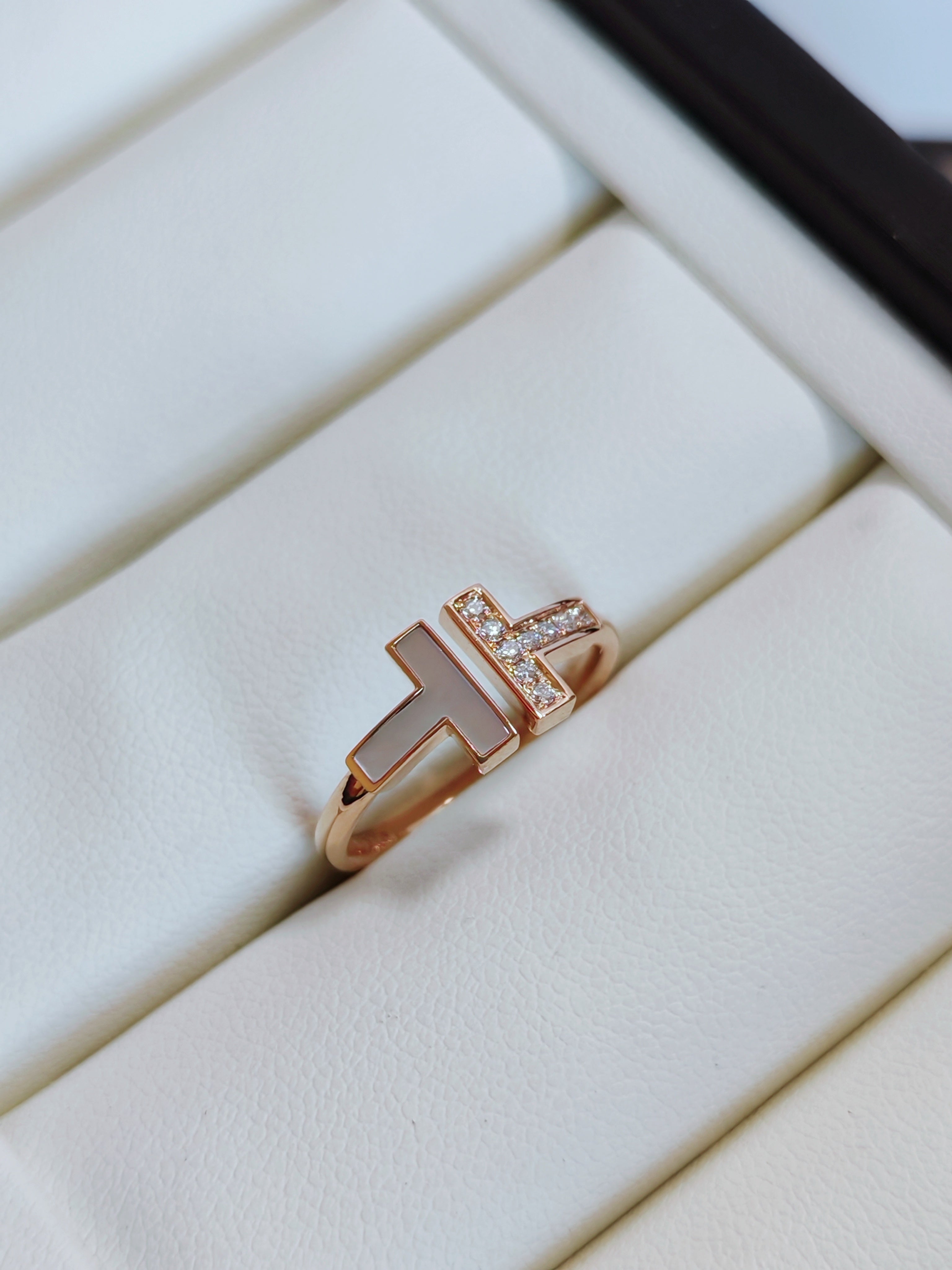 TT Wire Ring in Rose Gold with Diamonds and Mother-of-pearl