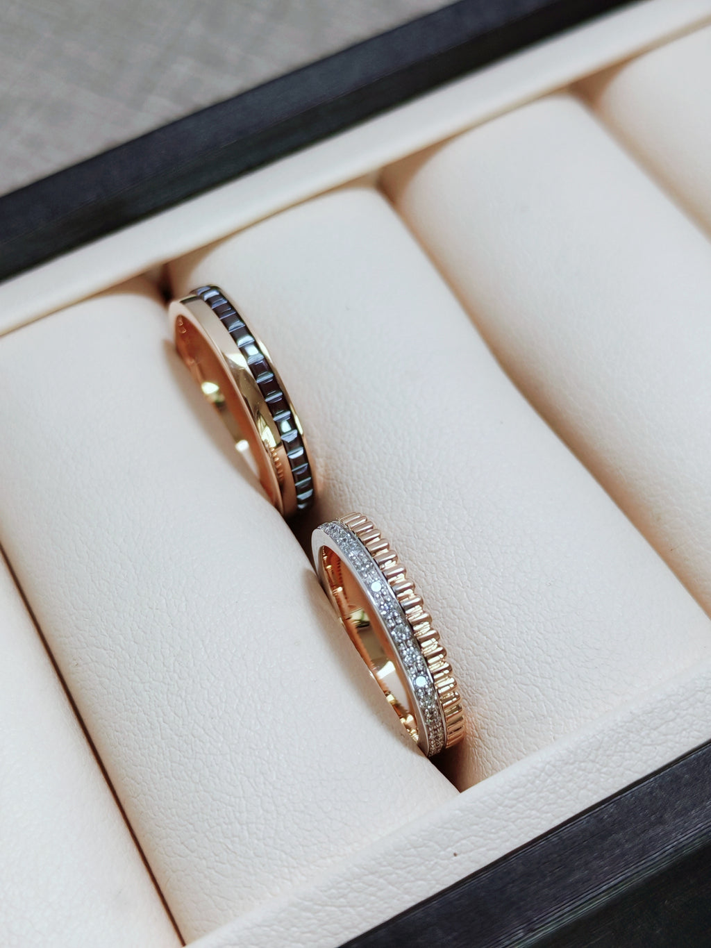 Quatre classique wedding band