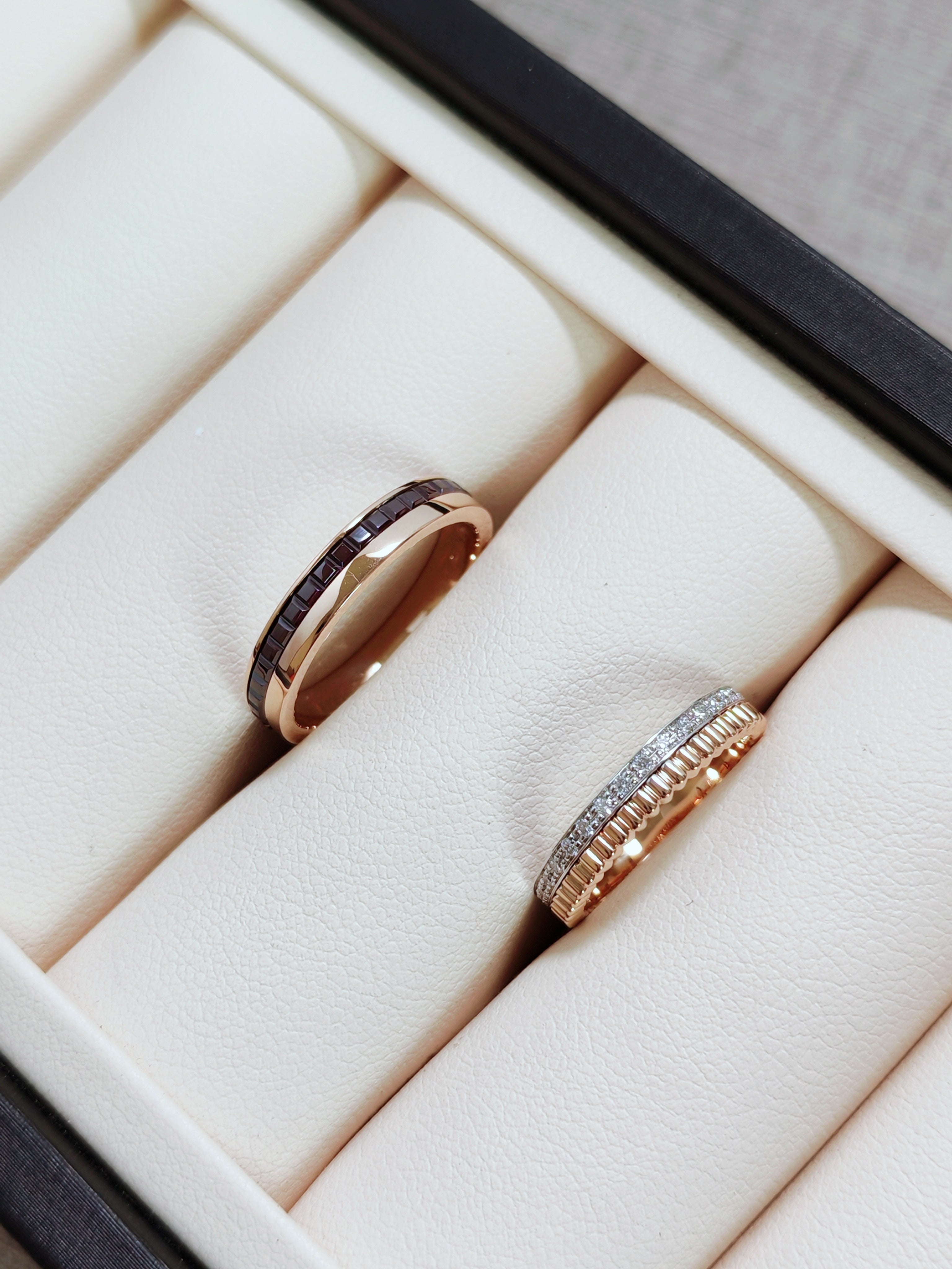 Quatre classique wedding band