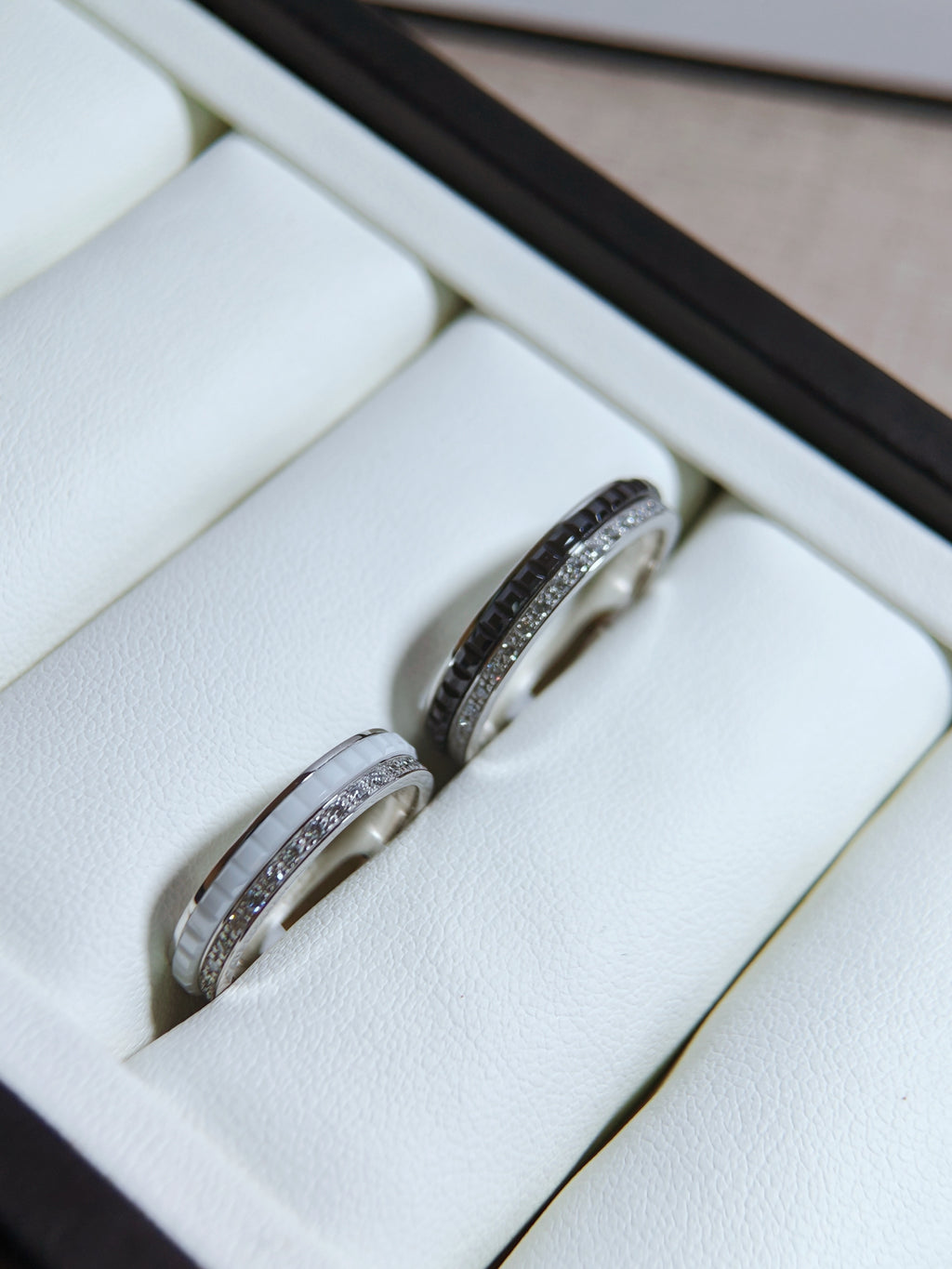 Quatre wedding band double white edition