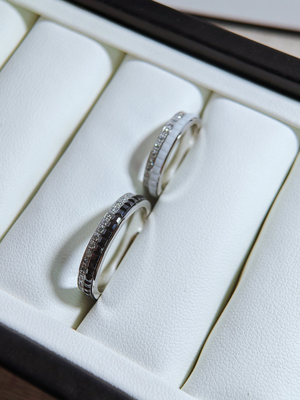 Quatre wedding band double white edition