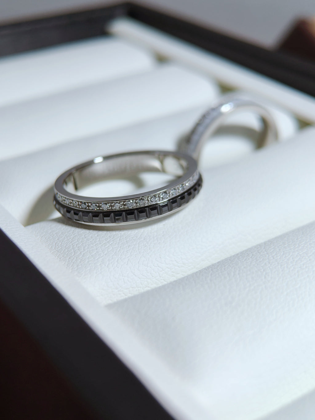 Quatre wedding band double white edition