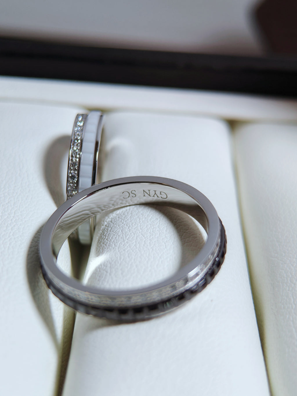 Quatre wedding band double white edition