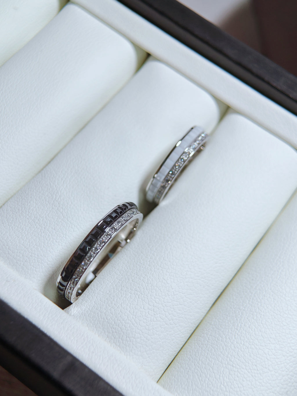 Quatre wedding band double white edition